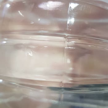 Gecek Su 0,5 Pet Şişelerin İçinde Kahverengi Parçacıklar