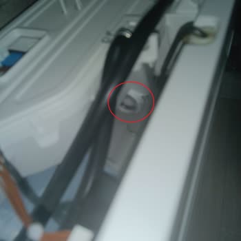 Sıfır Siemens Çamaşır Makinesi Su Kaçırdı Ve Parkeler Kabardı.