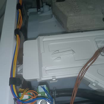 Sıfır Siemens Çamaşır Makinesi Su Kaçırdı Ve Parkeler Kabardı.