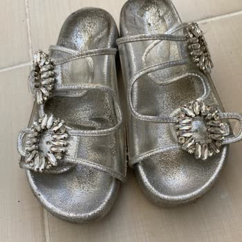 Derimod Terlik İki Ayda Soyuldu Rengi Attı.