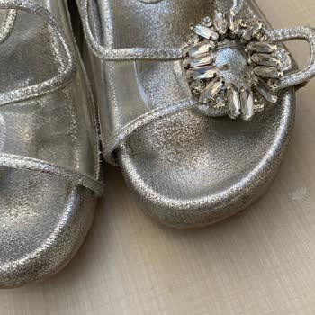 Derimod Terlik İki Ayda Soyuldu Rengi Attı.