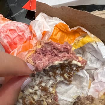 Burger King Aldığım Paket Yemeğime Çiğ Et Koymuşlar