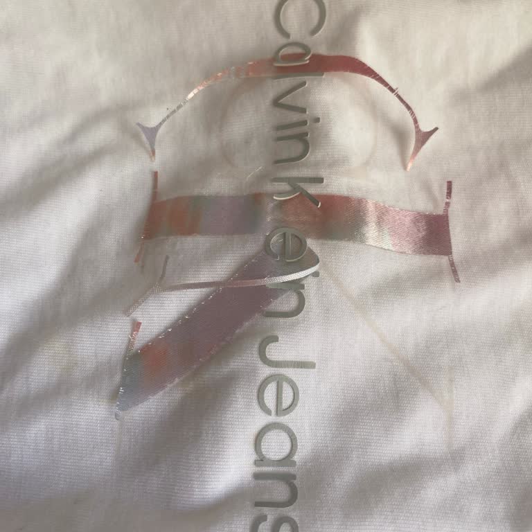 Calvin Klein T-shirt Yazıları İlk Yıkamada Soyuldu