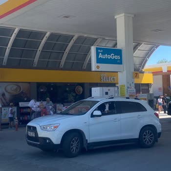 Shell Akaryakıt İstasyonu Çalışan Bağırarak Konuşması Ve Azarlaması