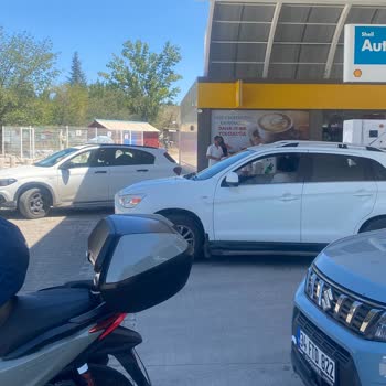 Shell Akaryakıt İstasyonu Çalışan Bağırarak Konuşması Ve Azarlaması