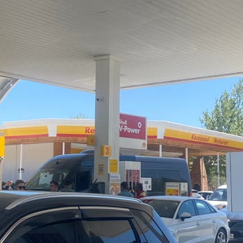 Shell Akaryakıt İstasyonu Çalışan Bağırarak Konuşması Ve Azarlaması