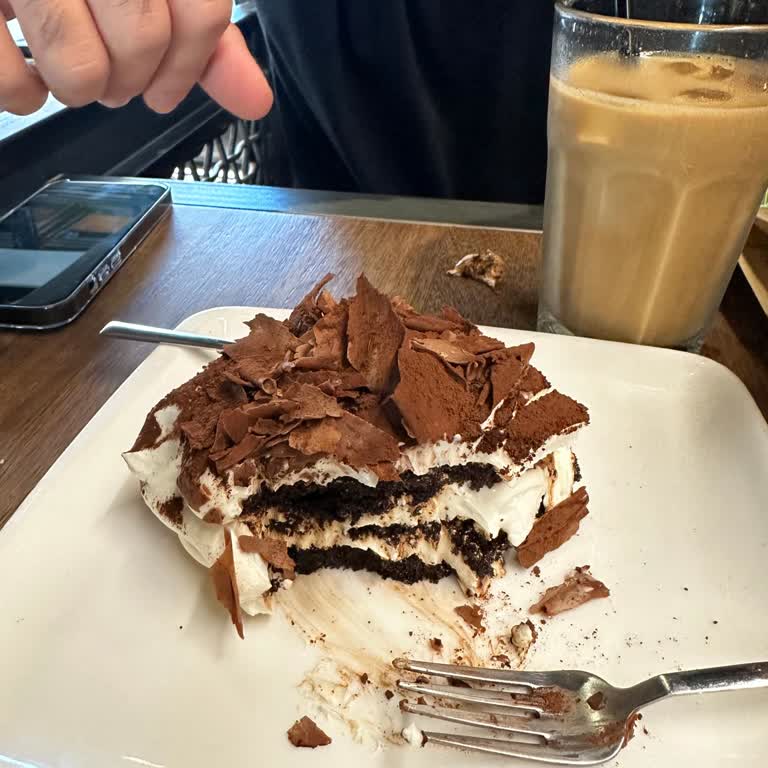 Hilltown AVM İstanbul Pan Cafe Tatlılarını Muhafaza Edemiyor!