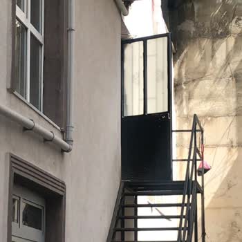 Demir Yangın Kapısı Yanlış "Yangın Kapısı" Gönderimi Ve Devamında İlgisizlik