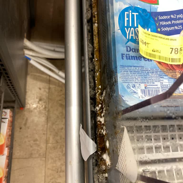Migros Marketteki Pis Ve Küflü Dolap