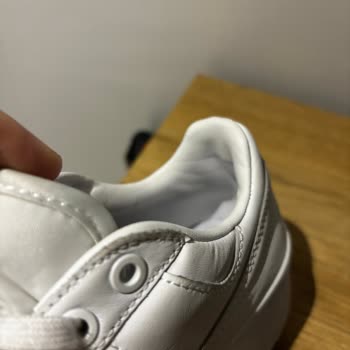 Adidas Ayakkabı Arkası Vuruyor