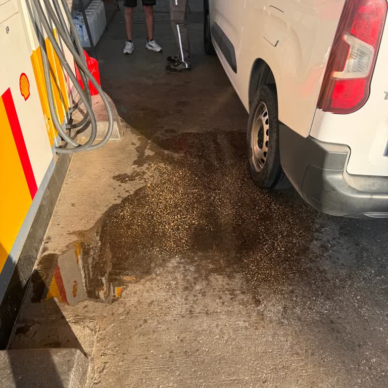 Shell'den Yakıt Alırken Yere Akan Yakıt Ücretini Ödetmeye Çalıştılar