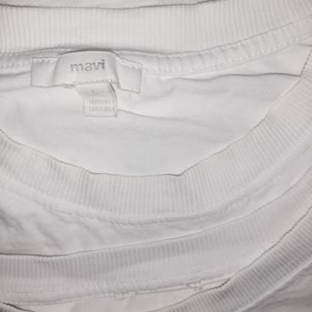 Mavi Marka Beyaz Tshirt Yakası Sarardı.
