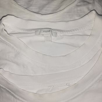 Mavi Marka Beyaz Tshirt Yakası Sarardı.