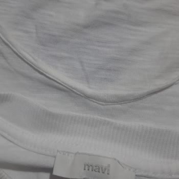 Mavi Marka Beyaz Tshirt Yakası Sarardı.