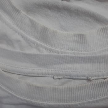 Mavi Marka Beyaz Tshirt Yakası Sarardı.