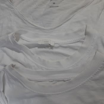 Mavi Marka Beyaz Tshirt Yakası Sarardı.