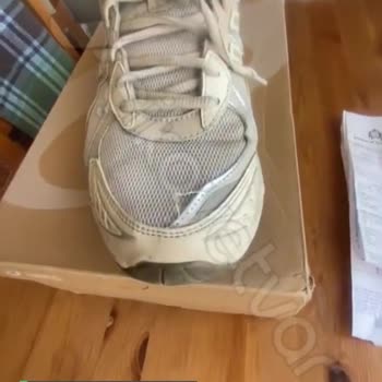 Dikişi Atan Asics Marka Ayakkabı