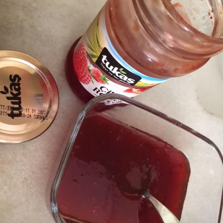 Tukaş İçinde Çilek Olmayan Çilek Reçeli...