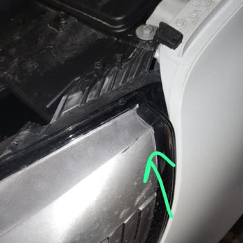 Renault Megane 4 Far Çatlaması