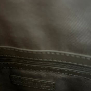 Lacoste Çanta Amblemi Düştü