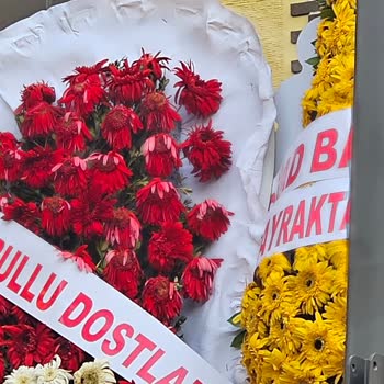 Melis Flowers Solmuş Çiçekleri Çelenk Yapıyorlar