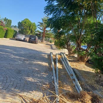 Gediz Elektrik Direklerini Yenilemede Sorun Yaşıyor