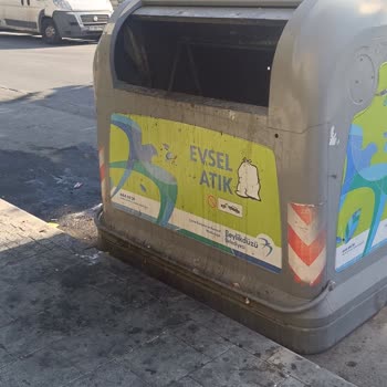 Beylikdüzü Belediyesi Beylikdüzü Yakuplu Mahallesinde Çöp Konteynerları Pislik İçinde!