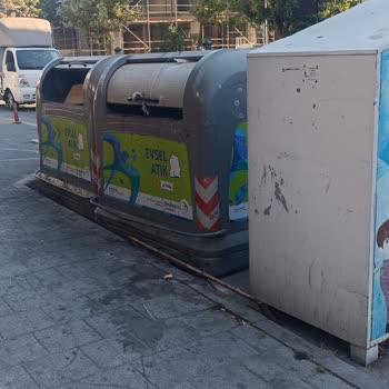 Beylikdüzü Belediyesi Beylikdüzü Yakuplu Mahallesinde Çöp Konteynerları Pislik İçinde!