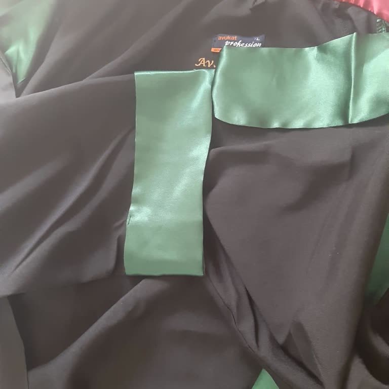 Avukat Market Cübbeleri Defolu, Bedeni Küçük Ve İsim İşlemesiz!