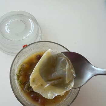 Liva Pastanesi'nin Aşuresinden Plastik Poşet Çıktı!