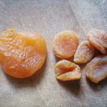 Ömrü Doğal 4. Sınıf Kayısıları 1. Sınıf Jumbo Diye Satıyor