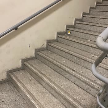 Ankara Etlik Şehir Hastanesi Hastane Koridorlarında Sigara Kokusu Ve İzmarit Sorunu