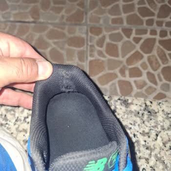 Intersport Optimum Mağazası Newbalance Yırtılma