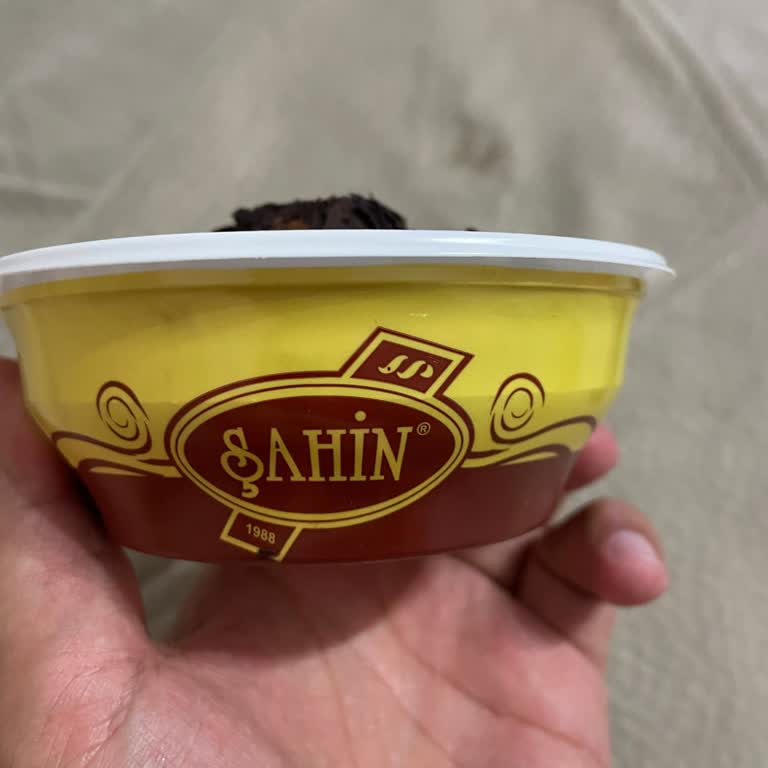 Şahin Pastanesi Sivas'ta Bir Pastaneden Alınan Ekşimiş Profiterol Deneyimi