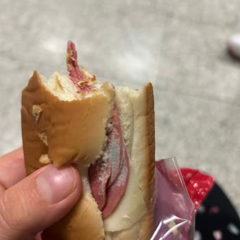 Marmaray Marmara Otomatlarında Küflenmiş Sandviç Satılıyorlar, Yemeyin.