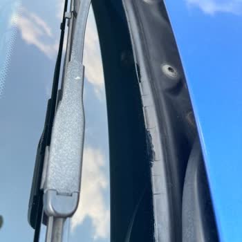 BMW F30 Kronik Ön Cam Fitili Çatlama Sorunu