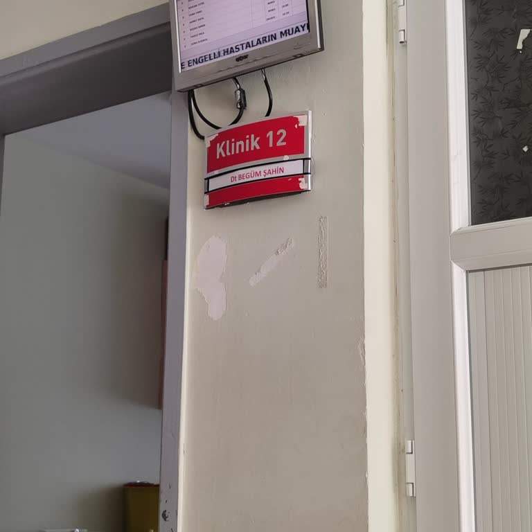 Bursa Çekirge Devlet Hastanesi Diş Doktoru Hastalarıyla Hiç İlgilenmiyor Ve Çok Sorumsuz Davranıyor!