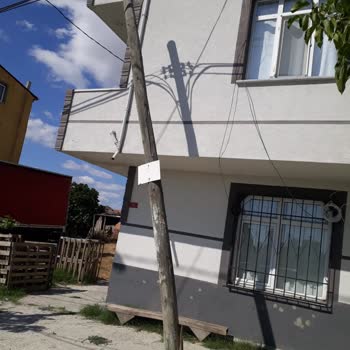 Türk Telekom Altyapı Direği Düşme Tehlikesi