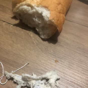 A101'den Aldığım Ekmeğin İçerisinde Yumak Gibi İp Çıktı.