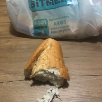 A101'den Aldığım Ekmeğin İçerisinde Yumak Gibi İp Çıktı.