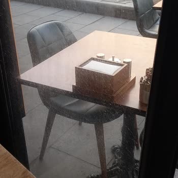 İBB - İstanbul Büyükşehir Belediyesi Camlara Su Tutuyorlar