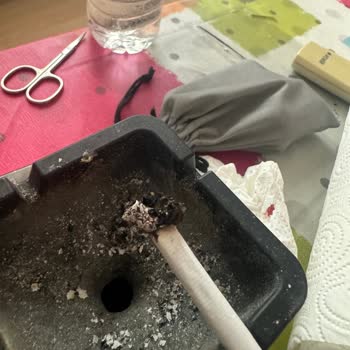 Parlement Sigarasının İçinden Değişik Şeyler Çıkıyor