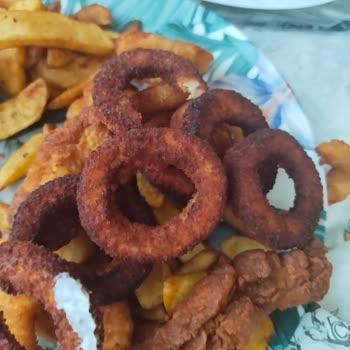 Burger Make Yanmış, Kömür Gibi Gönderilen Tavuk Ve Soğan Halkası