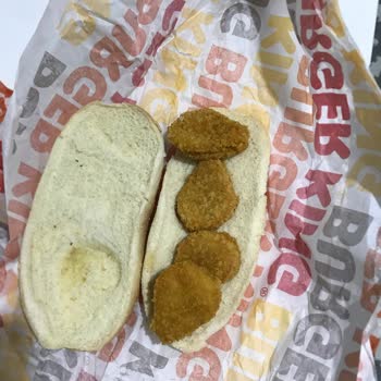 Burger King Chicken Royale İçine 4 Tane Nugget Koymakta Güzel Cesaret...