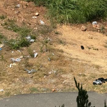 Mezitli Belediyesi Mezitli Akdeniz Mahallesi'nde Temizlik Sorunu