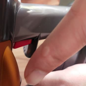 Dyson V15 Detect Tetik Parmağını Yara Yapması