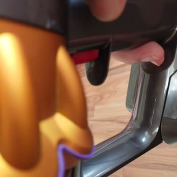 Dyson V15 Detect Tetik Parmağını Yara Yapması