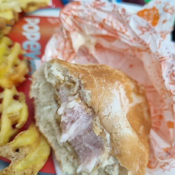 Popeyes Podium AVM'de Bayat Hamburger Ve Çürük Patates Sorunu