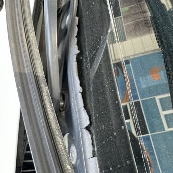 F20N2014 Model Ön Cam Fitil Çatladı Ve BMW Acil Çözüm Sunmalı