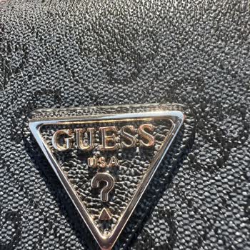 Guess Marka Çantaların Zincirleri Kusurlu